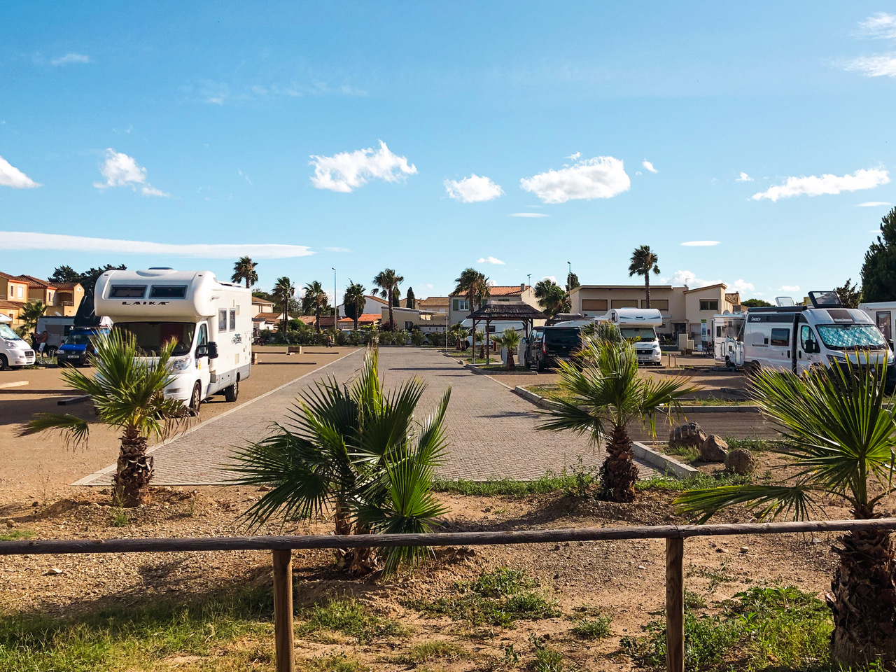 Hello Summer Inn — Aire de stationnement pour van et camping-car